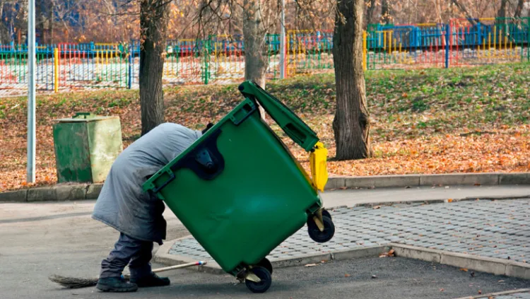 Read more about the article Nemulțumiri într-un cartier din Cluj! Locuitorii, revoltați de mizeria lăsată de căutătorii de PET-uri