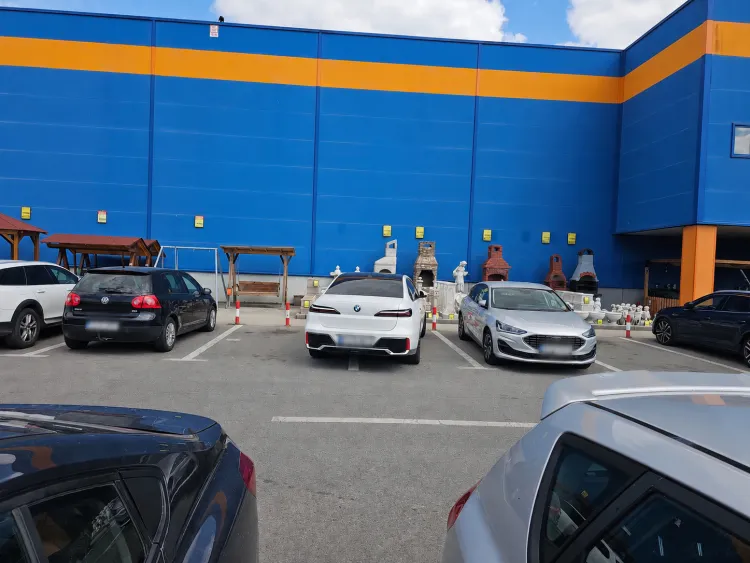 Read more about the article Două locuri, o singură mașină. Șoferul unui BMW din Cluj a demonstrat că regulile sunt doar pentru ceilalți