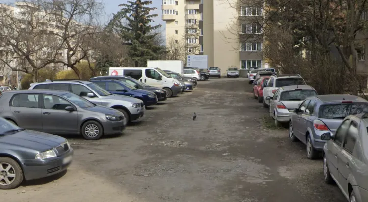 Read more about the article Ocupare abuzivă cu pietre și lăzi pe o alee din Cluj. Locatarii cer Primăriei să intervină de urgență!