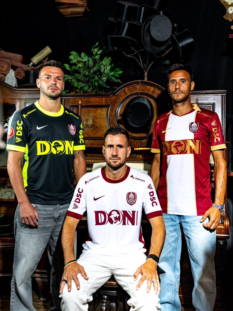 Read more about the article Bandă albă, detalii aurii! CFR Cluj și-a lansat noile echipamente pentru 2026-2027: trei modele de joc și variantele pentru portari