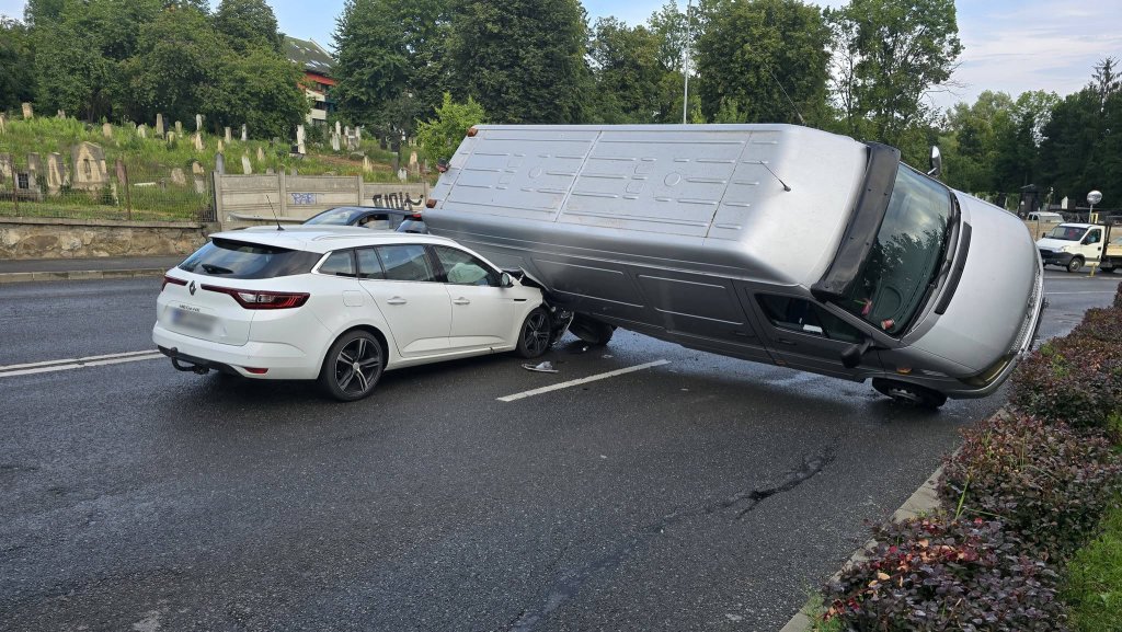 Read more about the article FOTO. Accident SPECTACULOS pe Calea Turzii! O autoutiliară a rămas suspendată peste o mașină!