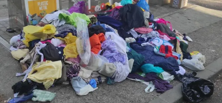 Read more about the article Locatarii de pe o stradă din Cluj cer Primăriei să mute containerul de haine uzate: „Vandalizat zilnic, zona s-a transformat într-un focar de mizerie”
