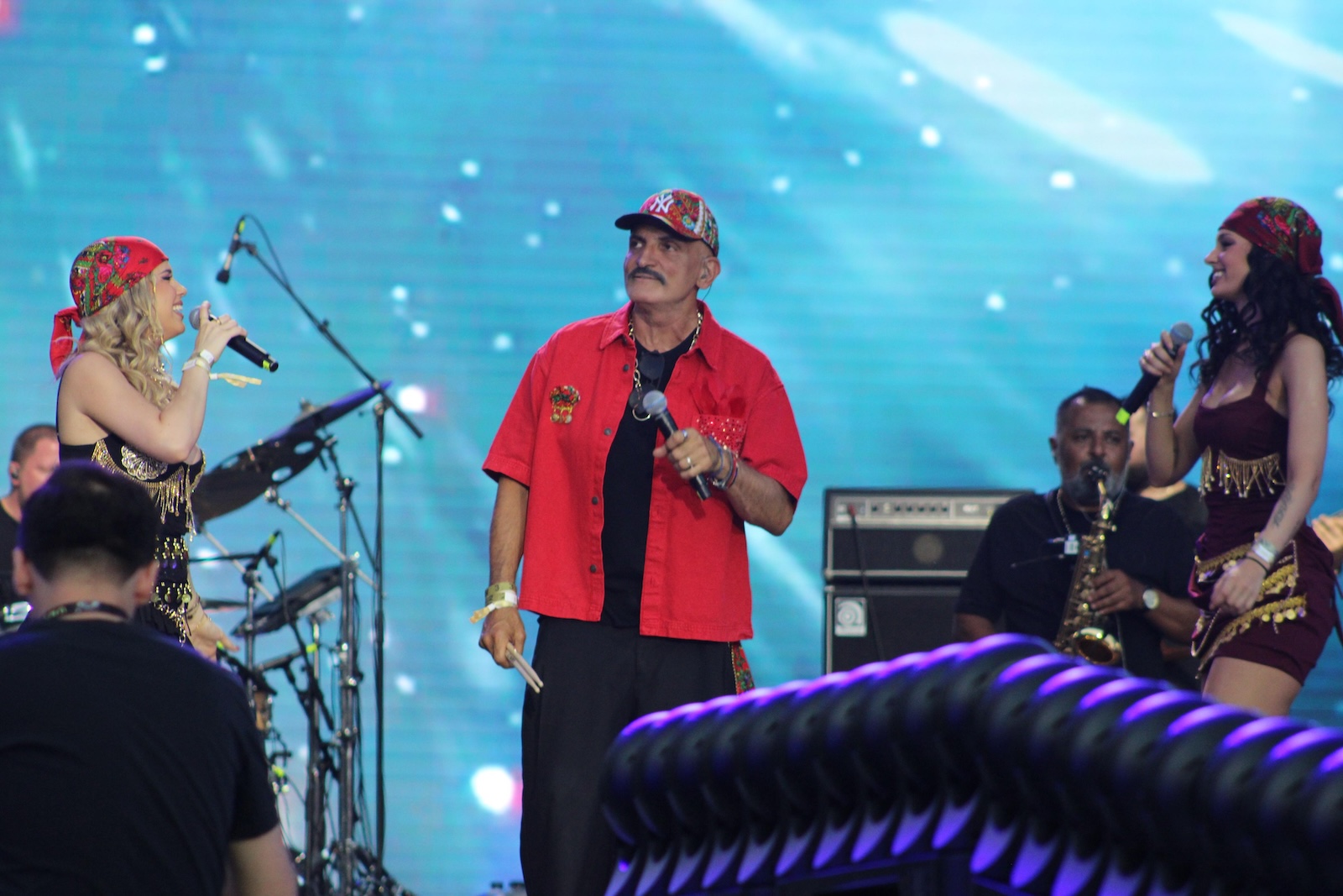 Read more about the article De la acorduri clasice la piese energice „din popor”: Damian Drăghici & Brothers, un spectacol total pe scena UNTOLD ONE