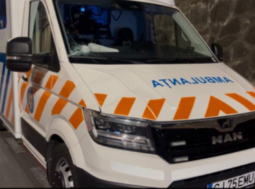 Read more about the article CAZ HALUCINANT! O ambulanță din județul Cluj a fost atacată cu bâte, pietre și topoare pentru că „fură copii”!