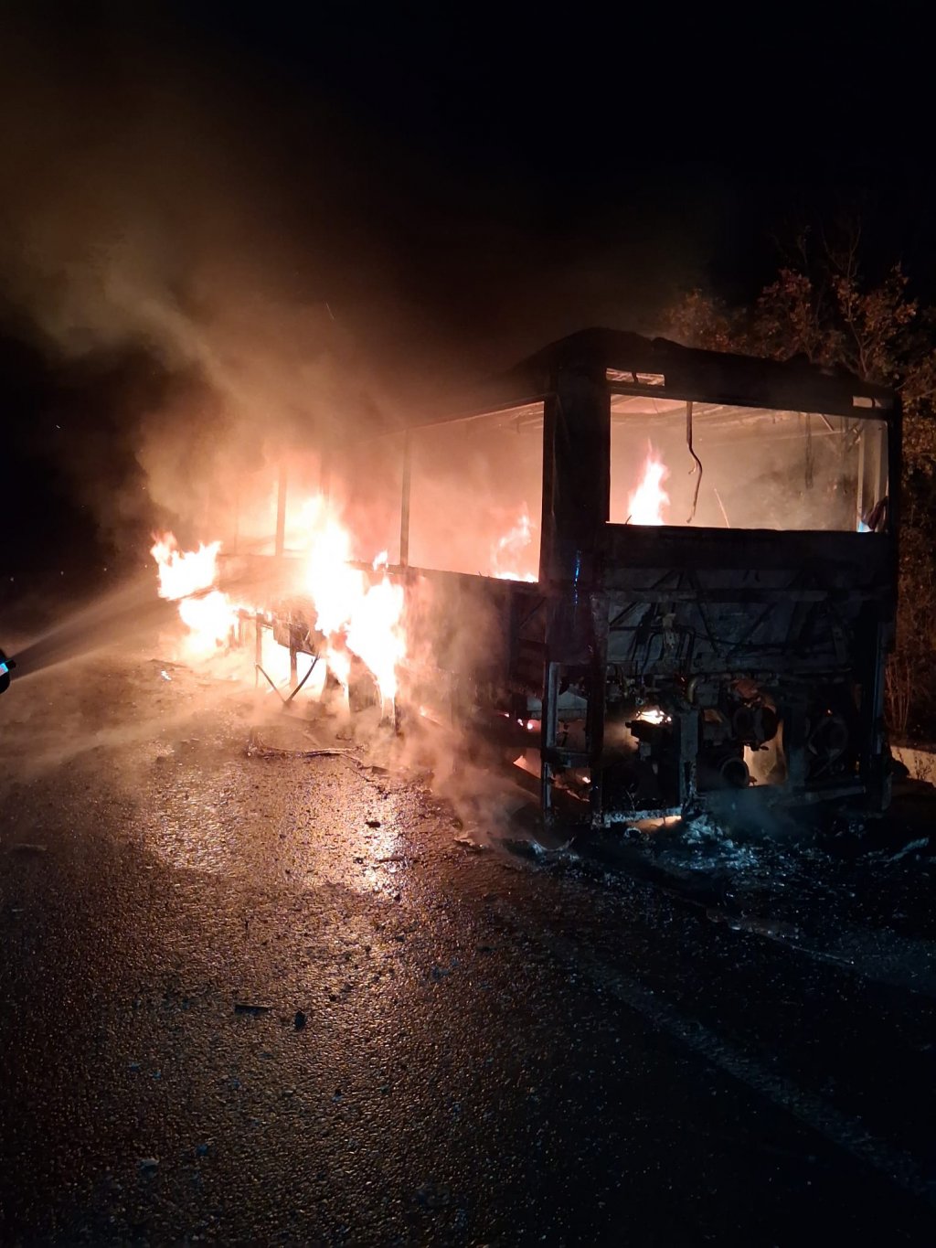 Read more about the article FOTO. Un autobuz a ars ca o torță pe un drum din județul Cluj. Două persoane au scăpat ca prin miracol cu viață