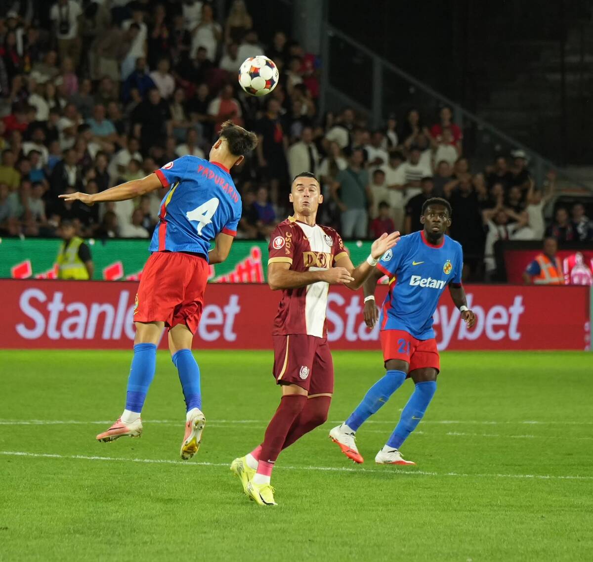 Read more about the article CFR Cluj vs. FCSB. Trei puncte de aur pentru echipa lui Șumudică. O victorie construită cu suflet și apărare eroică. Ce emoții pe final!