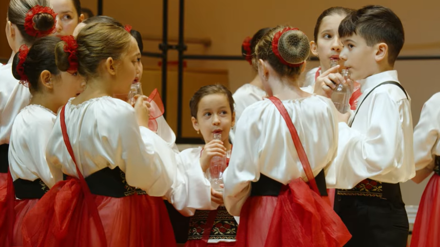 Read more about the article VIDEO. Au cântat la sticle la Olimpiada Mondială Corală din Suedia și au făcut senzație. Copiii din Cluj care au învins 140 de coruri