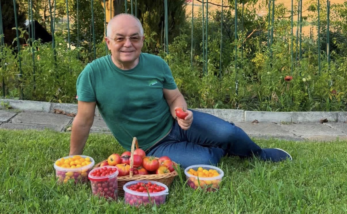 Read more about the article Emil Boc, bucuros de primele roșii din grădină