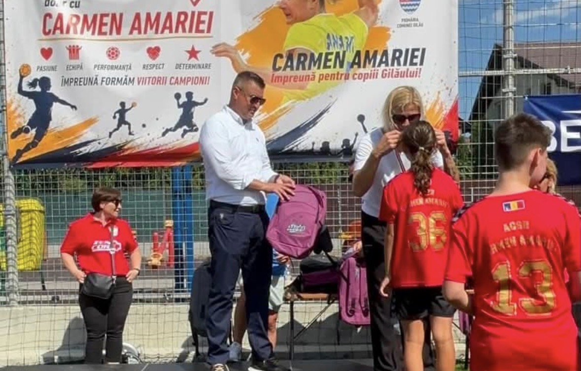 Read more about the article Copiii de la festivalul de handbal din Gilău au primit ghiozdane complet echipate pentru școală