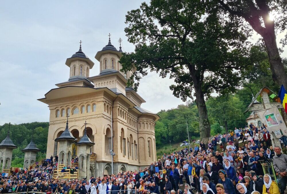 Read more about the article Pelerinajul de la Mănăstirea Nicula. Mii de credincioși sunt așteptați la sfântul lăcaș de cult. Programul manifestărilor