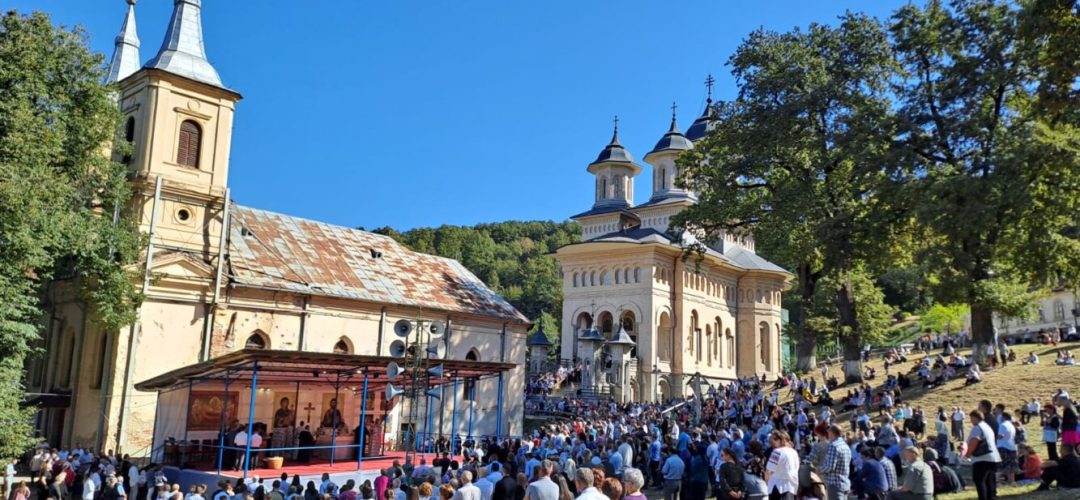 Read more about the article Pelerinajul de la Nicula 2026: mii de credincioși vin să se închine la icoana făcătoare de minuni. Programul complet al hramului Adormirii Maicii Domnului