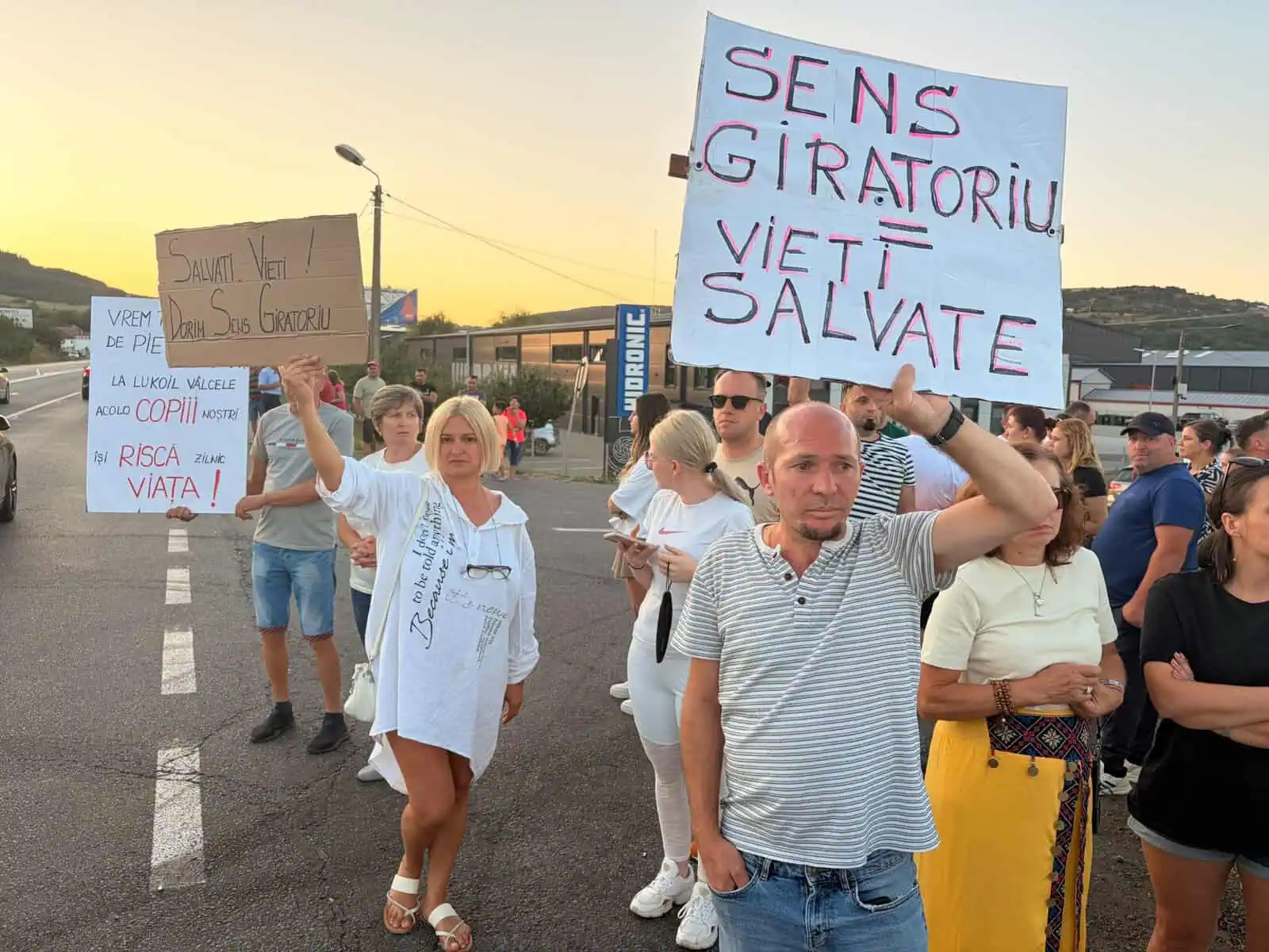Read more about the article După tragedia de pe DN1, localnicii din Vâlcele ies din nou în stradă: „Vrem sens giratoriu acum!”