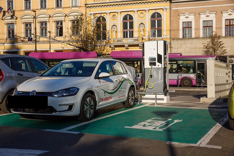 Read more about the article Clujenii cu mașini electrice ar putea plăti mai mult încărcarea de joi. Proiect dezbătut în Consiliul Local