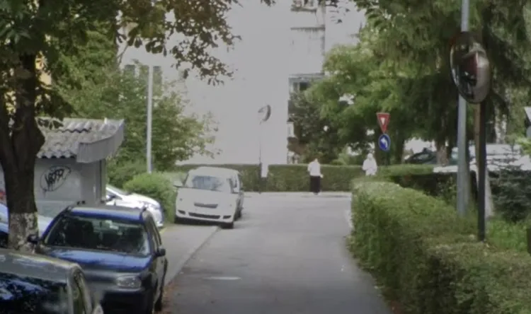 Read more about the article Fără trotuar, fără trecere, cu mașini la viteză: locatarii de pe o stradă din Cluj ies direct în carosabil. Primăria, sesizată