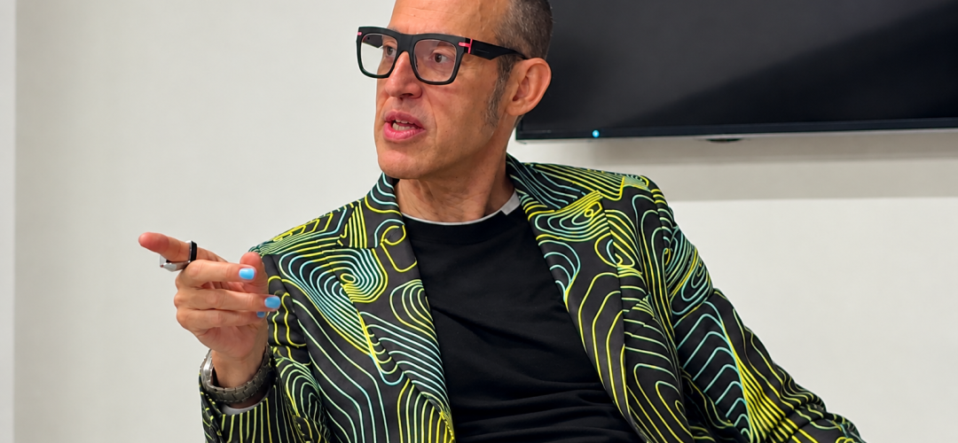 Read more about the article Unul dintre cei mai cunoscuți designeri ai lumii a ajuns la Cluj. Karim Rashid, impresionat de Brâncuși încă din copilărie