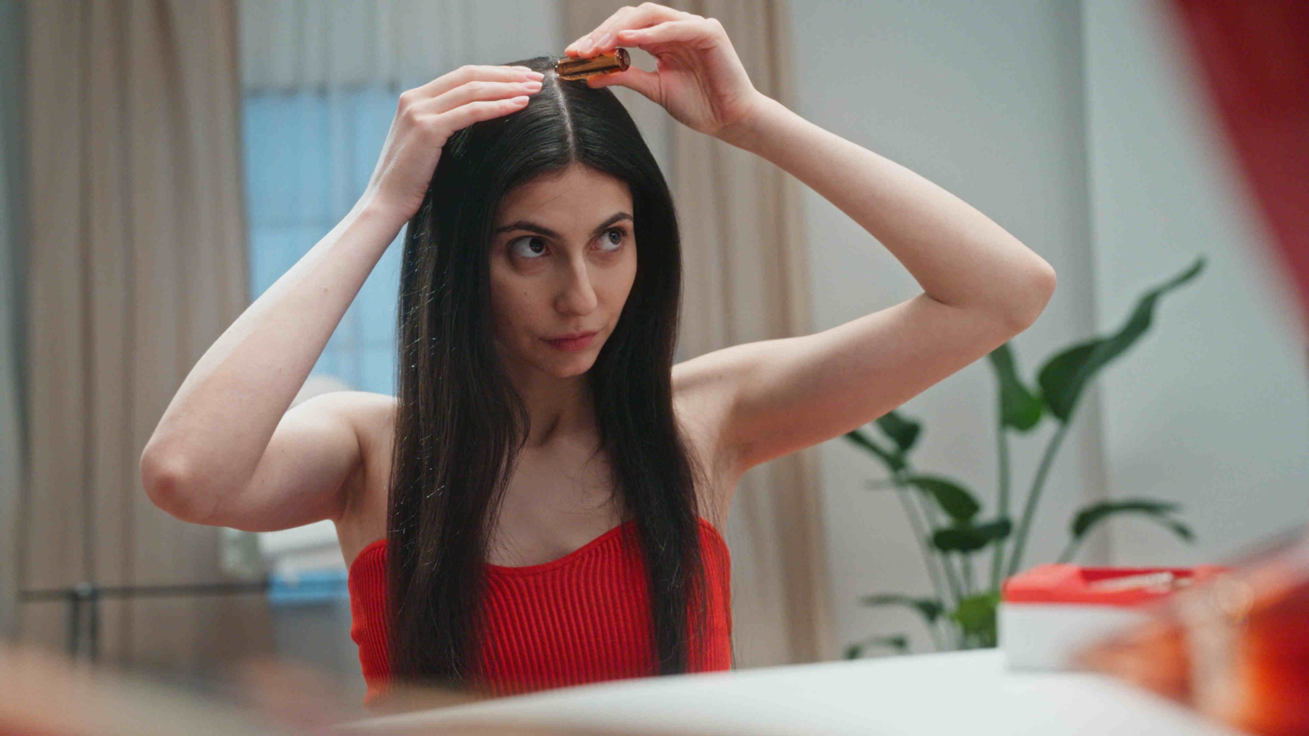 Read more about the article Ce poți face să oprești căderea părului și cum te ajută Gerovital H3 Derma+ (a)