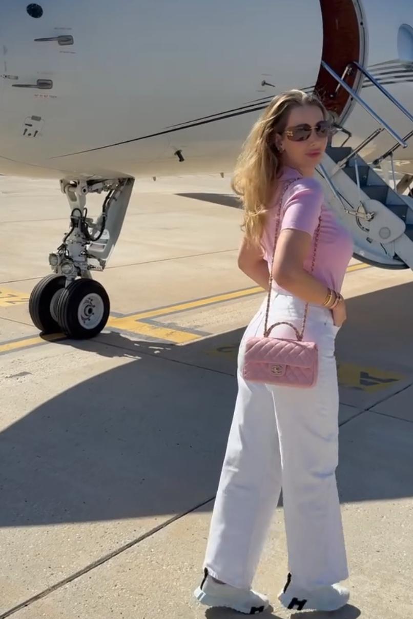 Read more about the article Iubita lui Pászkány, viață de prințesă: avion privat, cadouri de zeci de mii de euro, genți Chanel și Mercedes