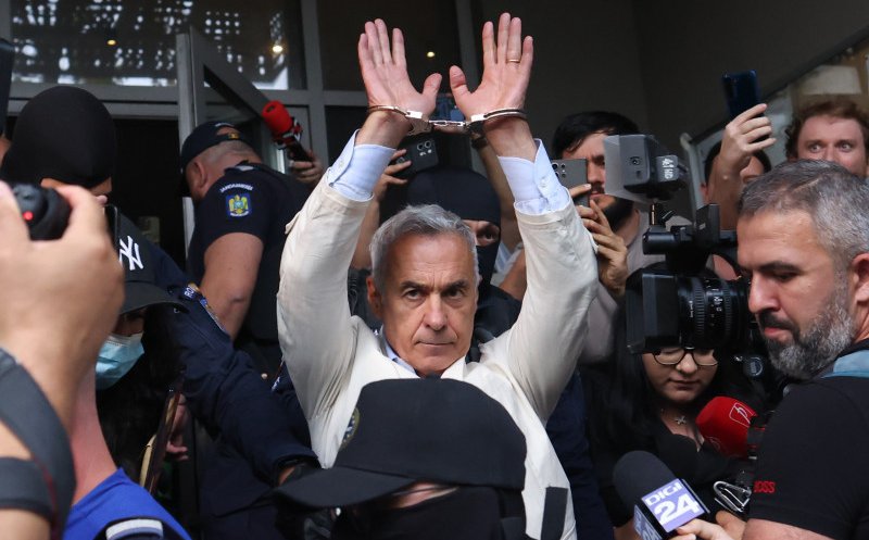 Read more about the article VERDICT ȘOC! Călin Georgescu a fost arestat pentru 30 de zile! „Căline, Căline, poporul e cu tine!”, i-au transmis susținătorii