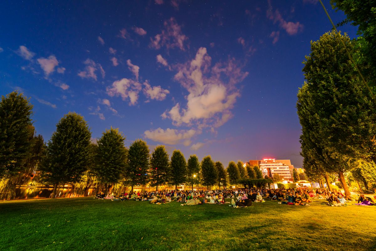 Read more about the article Ultimele zile de vară aduc „The Notebook” la Movie Nights și o petrecere în aer liber, cu muzică live, în Iulius Parc