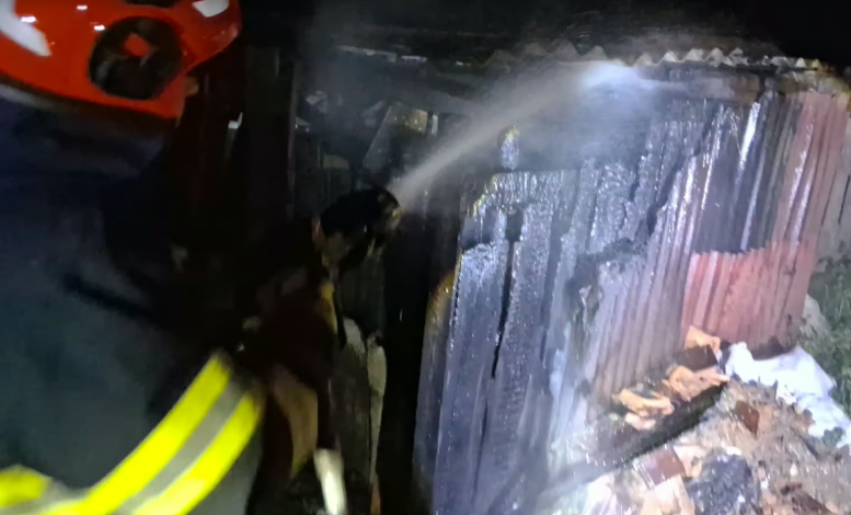 Read more about the article Noapte grea pentru pompierii clujeni: două incendii și patru persoane scoase dintr-un lift blocat