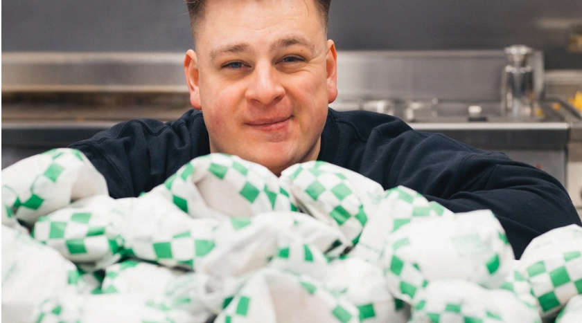 Read more about the article Lanțul care îi concurează pe McDonald’s și Burger King în Ungaria își deschide restaurant la Cluj