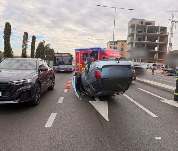 Read more about the article Accident spectaculos în Florești! Două autoturisme implicate, unul a ajuns cu roțile în sus