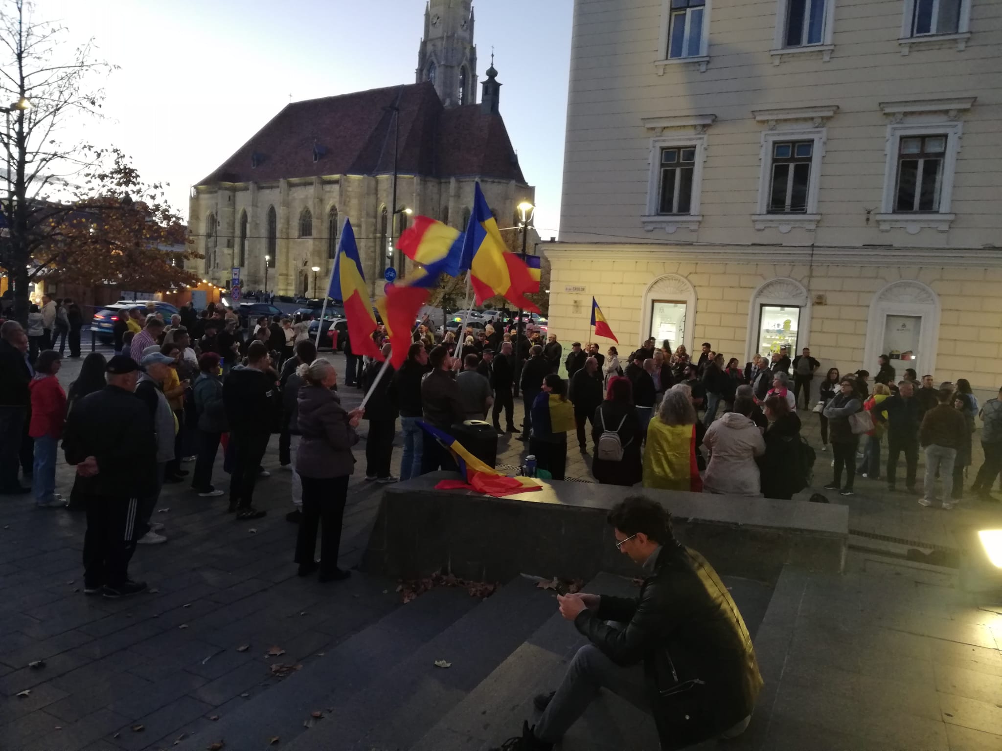 Read more about the article Mobilizare la Monumentul Memorandiștilor: circa 200 de clujeni și-au arătat susținerea față de Călin Georgescu