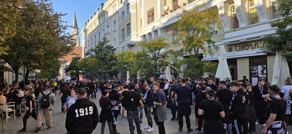 Read more about the article Pregătiri pentru Derby-ul Clujului: fanii Universității s-au strâns în centrul orașului înaintea meciului cu CFR