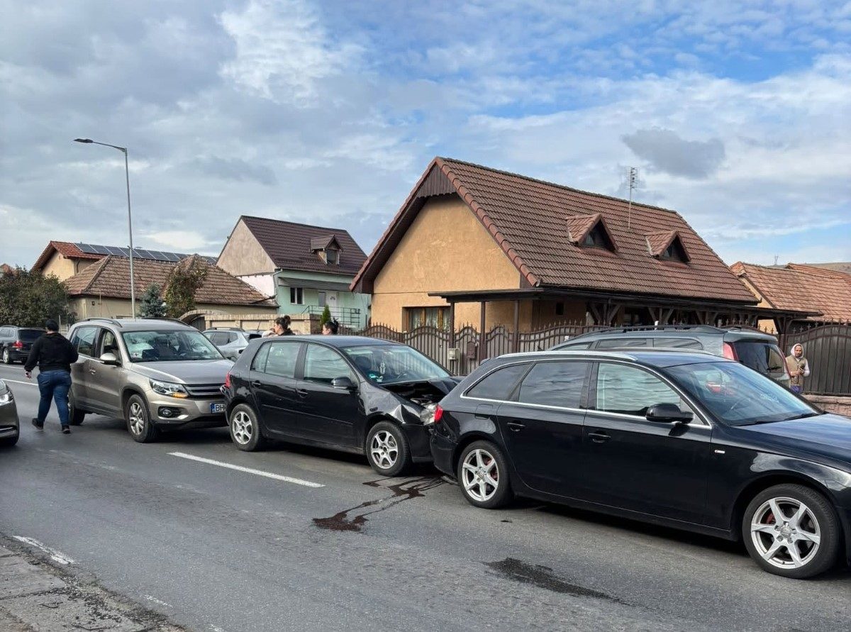 Accident în lanț în Florești, trei mașini implicate