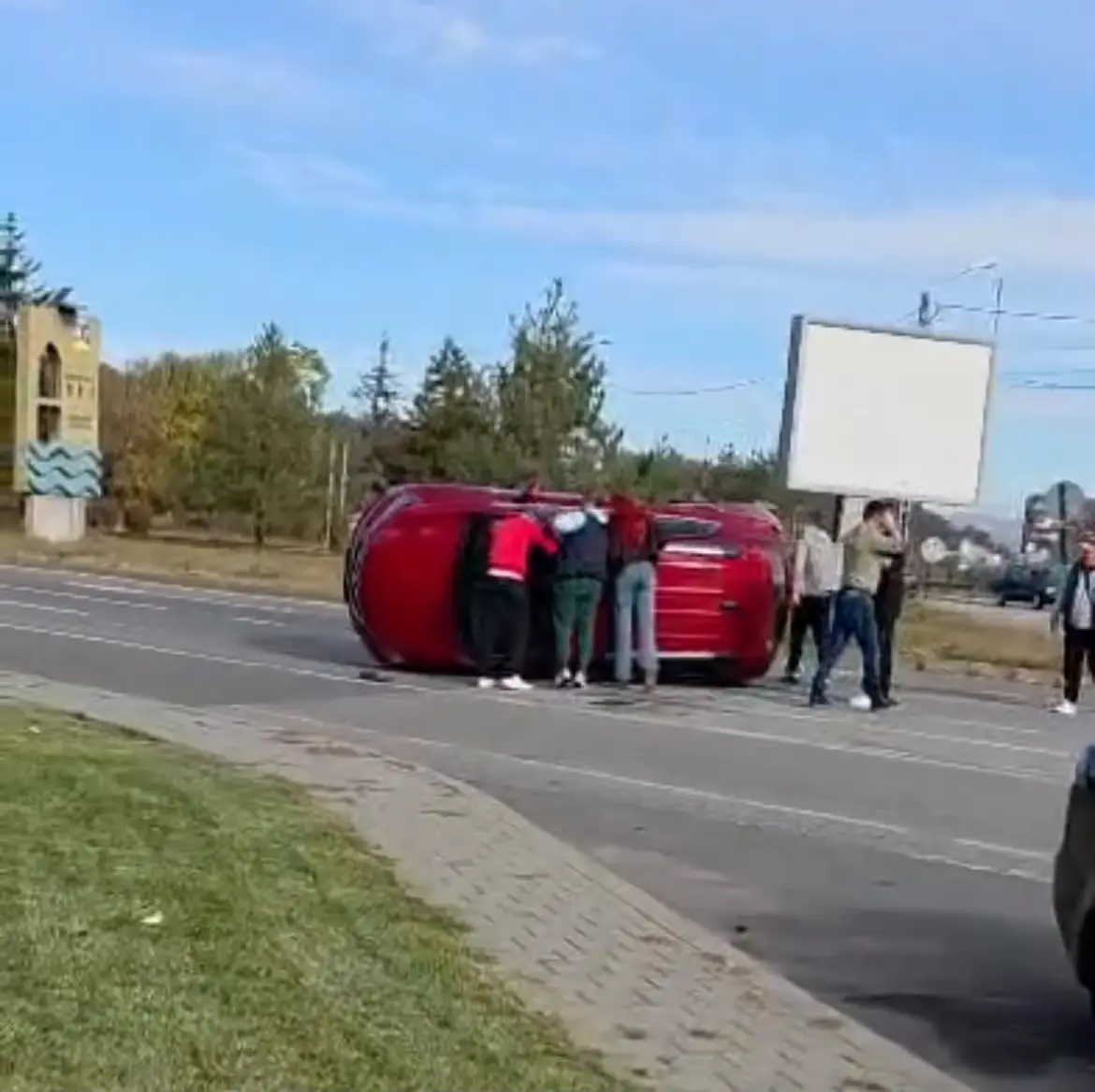 accident Dej - Accident la Dej: o mașină s-a răsturnat lângă benzinăria OMV