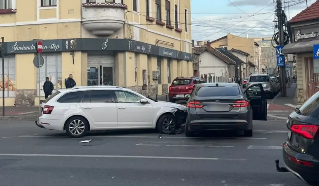 Read more about the article Accident pe Calea Dorobanților, la intersecția cu Petőfi Sándor