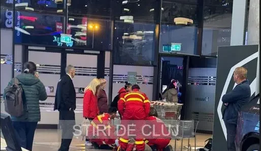 incident medical Iulius Mall - Femeie prăbușită la intrarea în Iulius Mall Cluj