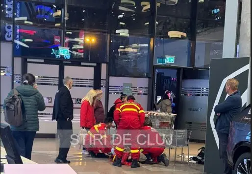 incident medical Iulius Mall - Femeie prăbușită la intrarea în Iulius Mall Cluj