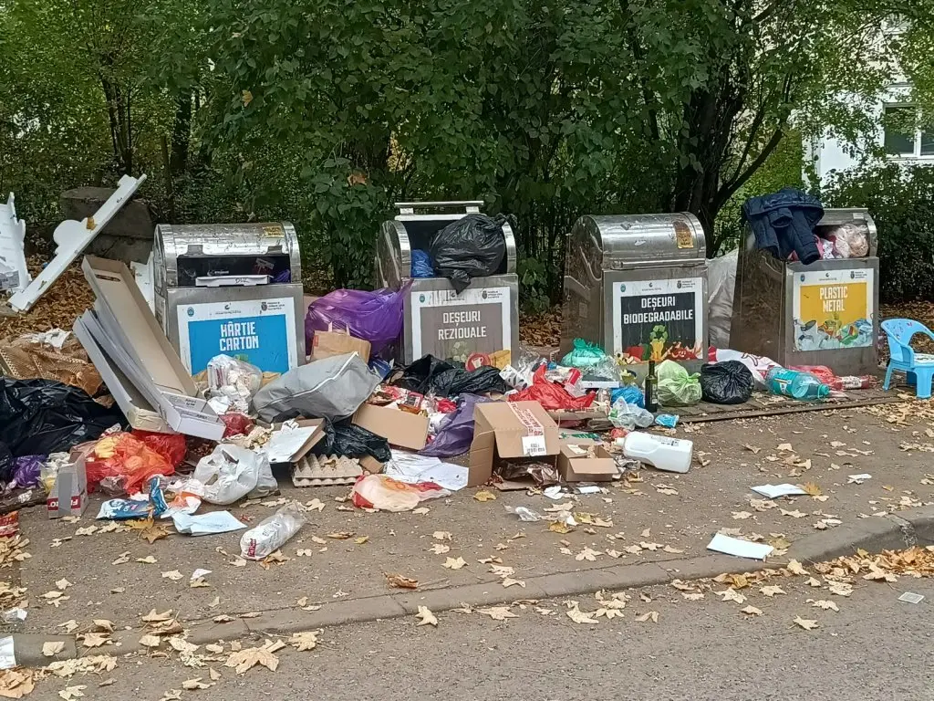 gunoaie Mănăștur - Gunoaie în Mănăștur: deșeurile s-au adunat lângă containere