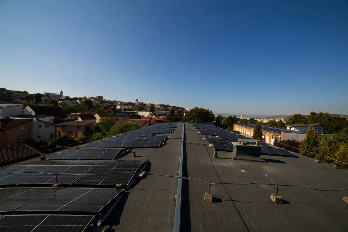 panouri fotovoltaice Campusul Hașdeu - Panouri fotovoltaice în Campusul Hașdeu, montate de UBB