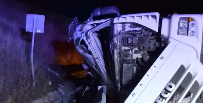 Read more about the article TIR răsturnat pe autostrada A3, în zona Nădășelu