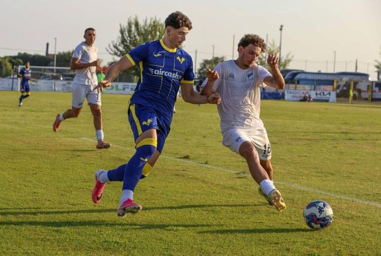 Hellas Verona FC v Calcio Lecco 1912 - Pre-Season Friendly Ioan Vermesan of Hellas Verona FC battles for the ball with Gabriel Pellegrino of Lecco1912 during the 4 Test Match between Hellas Verona FC and Calcio Lecco 1912 at Campo sportivo Comunale di Villafranca di Verona, Italy, on August 2, 2026. Villafranca di Verona Italy PUBLICATIONxNOTxINxFRA Copyright: xDavidexCasentinix originalFilename:casentini-hellasve260802_npdbH.jpg