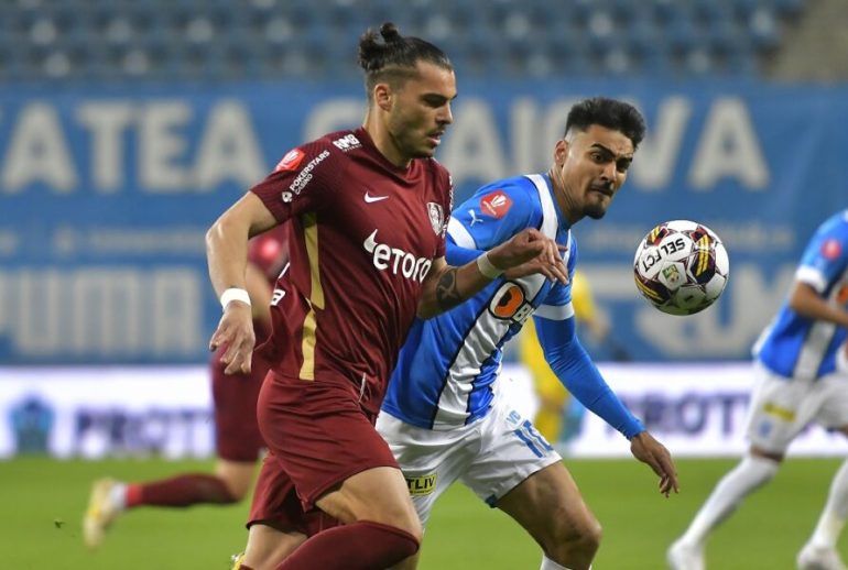 Karlo Muhar si Stefan Baiaram in meciul de fotbal dintre Universitatea Craiova si CFR Cluj, contand pentru Play-off-ul Superligii Superbet, desfasurat pe Stadionul Ion Oblemenco din Craiova, duminica 2 aprilie 2023. © FOTO:Razvan Pasarica/SPORT PICTURES