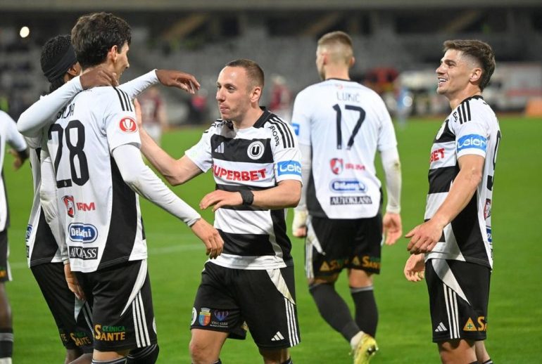 Bucurie a fotbalistilor clujeni Miguel Angelo Gomes Silva, Jug Stanojev si Gabriel Bogdan Simion dupa un gol marcat in meciul de fotbal dintre Universitatea Cluj si Rapid Bucuresti, contÃnd pentru Play off-ul Superligii Superbet, desfÄƒÈurat pe Cluj Arena din Cluj Napoca, sambata 9 mai 2026. Cluj *** The joy of Cluj footballers Miguel Angelo Gomes Silva, Jug Stanojev and Gabriel Bogdan Simion after a goal scored in the football match between Universitatea Cluj and Rapid Bucharest, played for the Superbet Superleague Play off, held on Cluj Arena in Cluj Napoca, Saturday, May 9, 2026 Cluj Copyright: xRÄƒzvanxPasarica/SPORTxPICTURESx