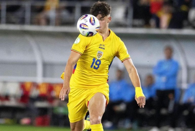 Fußball, U19 EM, Rumänien - Montenegro June 13 2025, UEFA EUROPEAN UNDER-19 CHAMPIONSHIP, FINAL TOURNAMENT,13-26 June Romania,GROUP STAGE, MATCHDAY 1, Romania vs Montenegro, Arcul de Triumf Stadium, Bucharest 19 Ioan Vermesan ball action portrait
