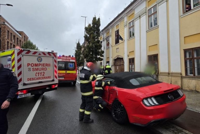 Accident str Avram Iancu Ford Mustang