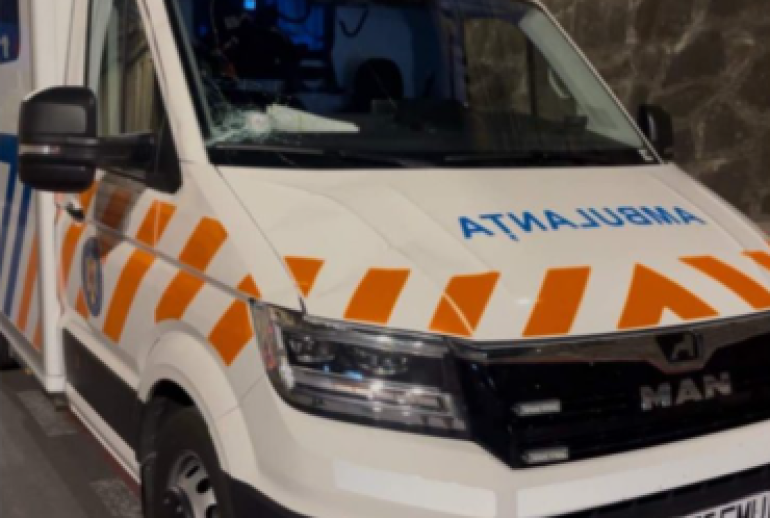 Ambulanta atacata cu pietre