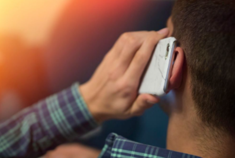 Barbat la telefon