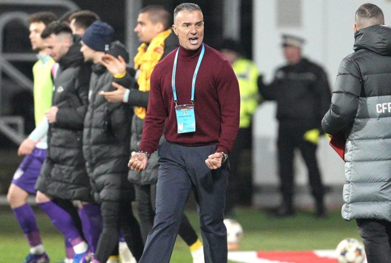 Daniel Gabriel Pancu se bucura dupa victoria obtinuta in meciul de fotbal dintre UTA Arad si FC CFR 1907 Cluj, contand pentru Superliga Superbet, desfasurat pe Arena Francisc Neuman din Arad, miercuri 4 februarie 2026. © FOTO:Alexandra Fechete/SPORT PICTURES