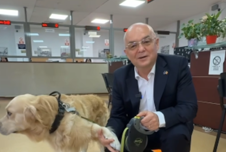 Emil Boc si cainele sau