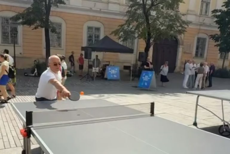 Emil Boc tenis de masa-1