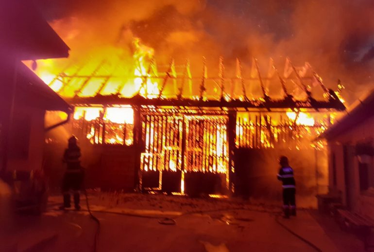 Incendiu Nearsova Pompieri Huedin-4