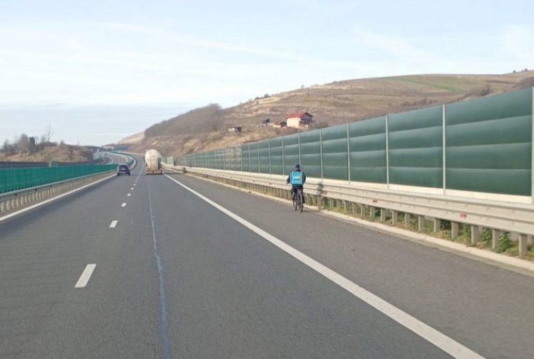 Livrator pe Autostrada Transilvania