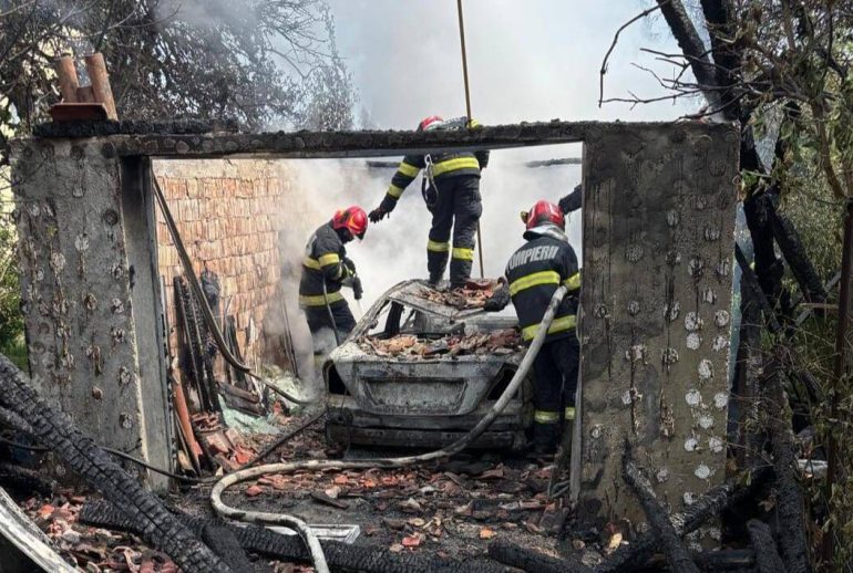 Masina distrusa in incendiu Feleacu