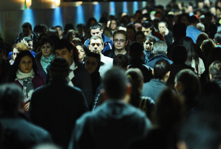 Oameni strabat pasajul de corespondenta dintre statiile de metrou Unirii 1 si Unirii 2, in timpul orei de varf, in Bucuresti, luni, 31 octombrie 2011. Omenirea a atins astazi, conform expertilor ONU, cifra de sapte miliarde. Evenimentul vine la putin timp dupa ce expertii au avertizat ca populatia Terrei se va dubla pana in 2100, cand va atinge pragul de 15 miliarde. OCTAV GANEA / MEDIAFAX FOTO